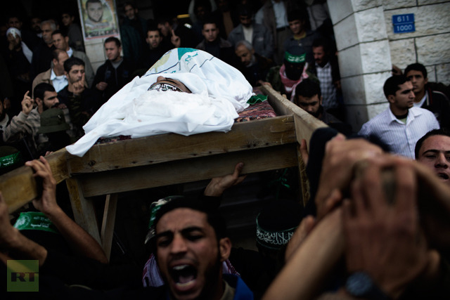  Family members and Palestinian militants of Hamas′ armed wing, the Ezzedine al-Qassam Brigades, carry the body of one of their leaders, Judah Shamallah, during his funeral procession in Gaza City on November 24, 2012 (AFP Photo / Marco Longari) 